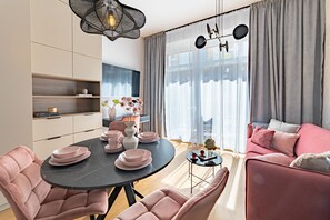 City Apartment, 1 Queen Bed with Sofa bed | In-room dining - RentPlanet - Apartamenty Dmowskiego (Wroclaw)