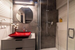 Design Studio Suite, 1 Double Bed with Sofa bed | Bathroom | Hair dryer, towels, soap, shampoo