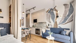 Un apartamento moderno con cocina, comedor y sala de estar.