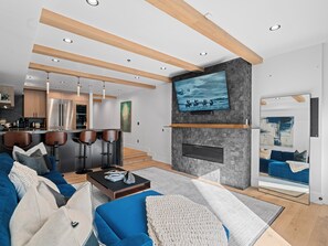 Smart-TV, Kamin, Bücher