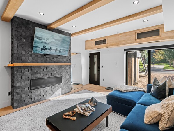 Smart-TV, Kamin, Bücher