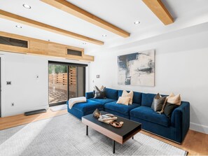 Smart-TV, Kamin, Bücher