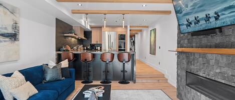 TV connectée, cheminée, livres