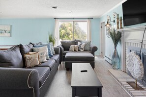 Smart TV, fireplace, video games, books - Large OC Beach House with Game Room & short walk to beach! Linens included! (Ocean City)