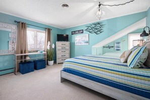 4 bedrooms, desk, free WiFi, bed sheets - Large OC Beach House with Game Room & short walk to beach! Linens included! (Ocean City)