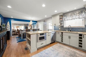 Fridge, microwave, oven, stovetop - Large OC Beach House with Game Room & short walk to beach! Linens included! (Ocean City)