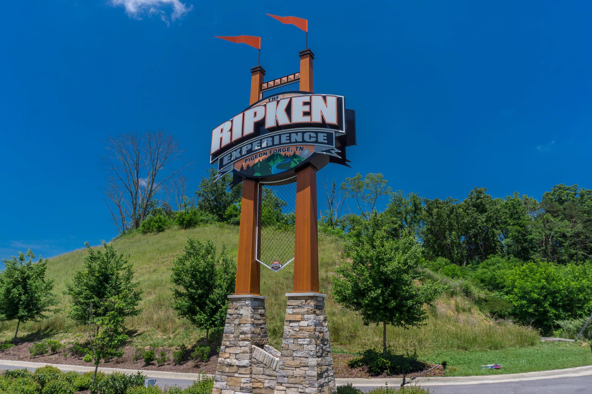 Une enseigne indiquant « The Ripken Experience », avec une chaîne de montagnes en arrière-plan.