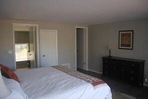 2 bedrooms, desk, iron/ironing board, WiFi