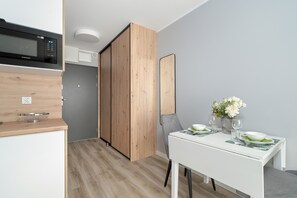 Microwave, dishwasher, coffee/tea maker, cookware/dishes/utensils - Elegant Studios With Terrace by Renters (Poznan)