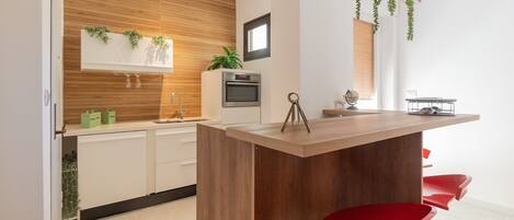 Fridge, oven, stovetop, coffee/tea maker