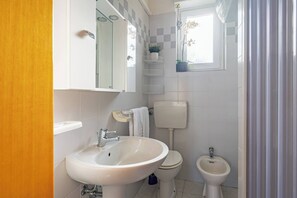 Ducha, secador de pelo y toallas