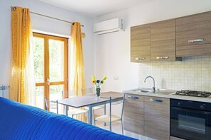 Frigorífico, horno, placa de cocina y cafetera o tetera