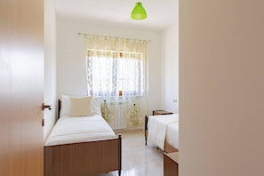 2 bedrooms, iron/ironing board, free WiFi, bed sheets