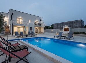 Rumah (HH Milutin 1 - Four Bedroom HH  with ) | Kolam renang outdoor