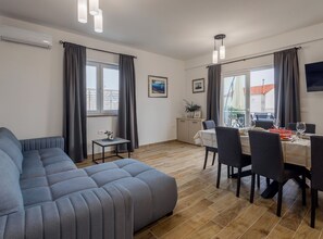 House (HH Milutin 1 - Four Bedroom HH with ) | Dining room - Holiday Home Milutin 1 (Vrsi)