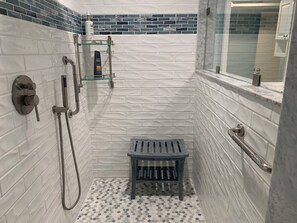 Douche, sèche-cheveux, serviettes fournies, savon