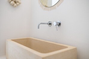 Ducha, secador de pelo, bidet