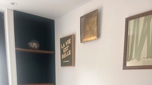 Un comedor con una mesa de madera, dos sillas y una estantería.