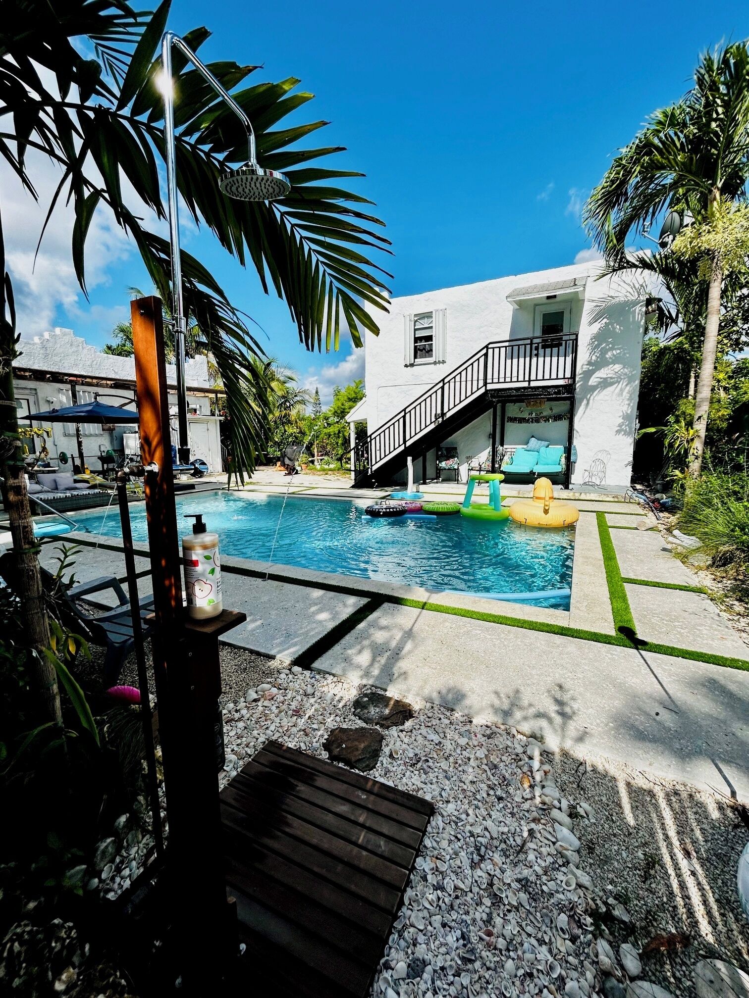 Palm Paradise: Charming Guesthouse With Pool