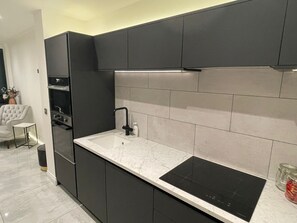 Apartment | Private kitchen | Fridge, microwave, oven, stovetop - 2bedroom Apartment With Steam Room (Edinburgh)