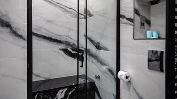 Dusche, kostenlose Toilettenartikel, Haartrockner, Handtücher