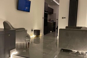 Televisión y chimenea 