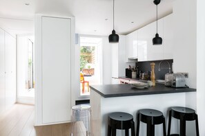 Refrigerador, microondas, horno, placa de cocina