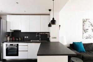 Kjøleskap, mikrobølgeovn, ovn og kokeplater