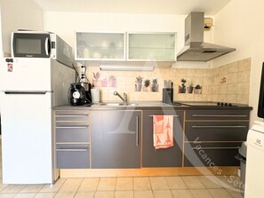 Kjøleskap, mikrobølgeovn, ovn og oppvaskmaskin