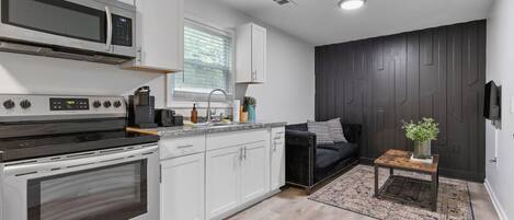 Réfrigérateur, micro-ondes, plaque de cuisson, cafetière/bouilloire