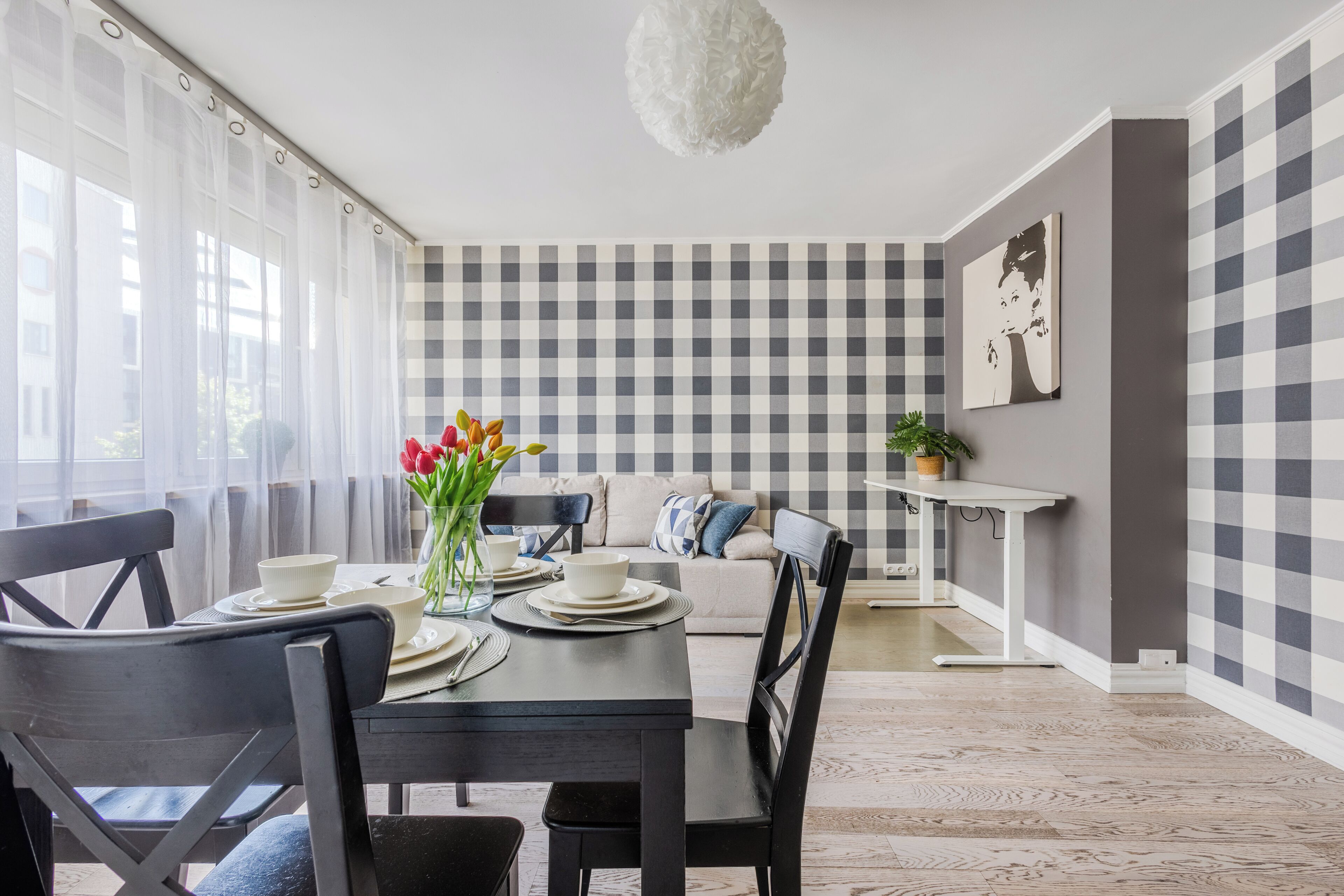 商務公寓 | 起居區 | 40-吋電視、衛星頻道、電腦螢幕