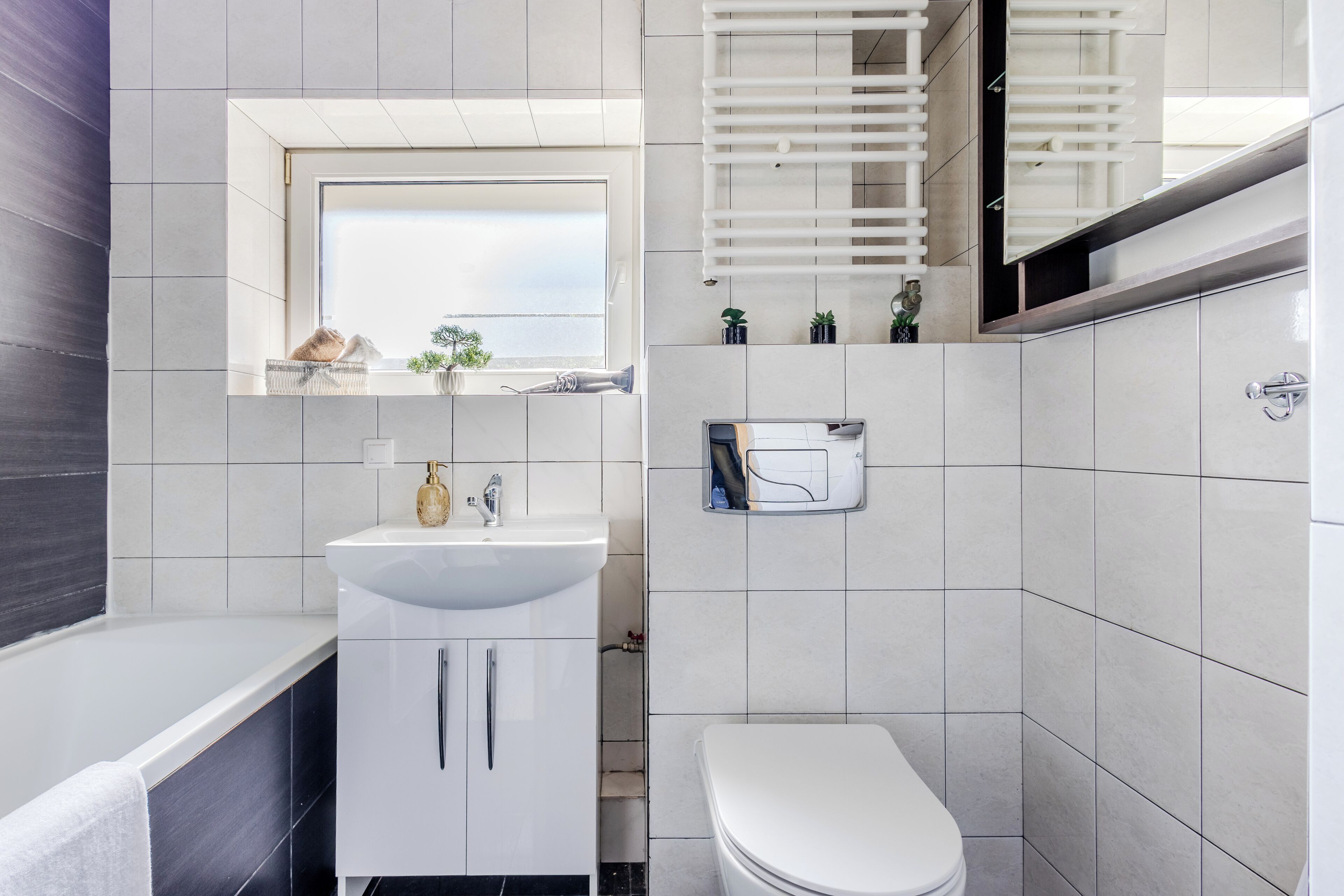 Un baño moderno con bañera, inodoro y lavabo.