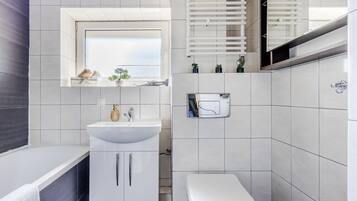 Business Apartment | Bathroom | Combined shower/bathtub, rainfall showerhead, hair dryer, towels