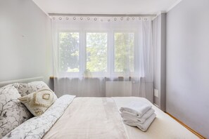 1 habitación, escritorio y espacio para trabajar con laptop 