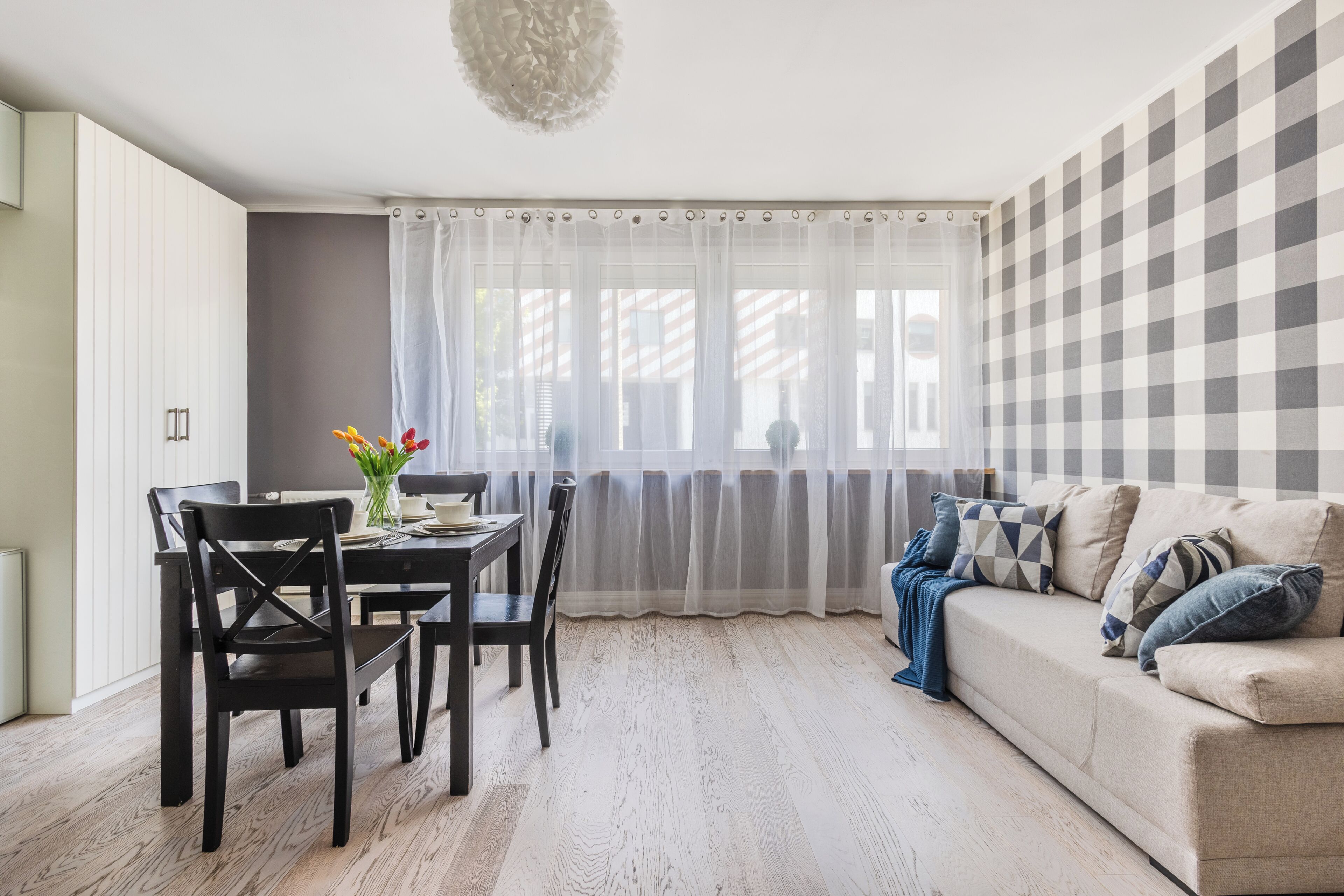 商务公寓 | 起居区 | 40-英寸电视 （配备卫星频道）、电脑显示器