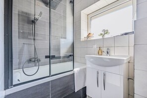 Business Apartment | Bathroom | Combined shower/tub, rainfall showerhead, hair dryer, towels - City Center Twarda 62A (Warsaw)