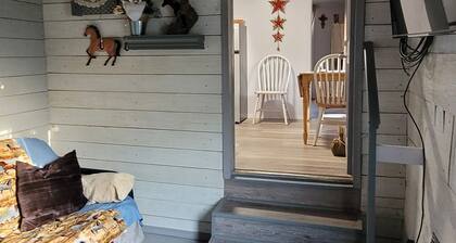 Private Hide-a-way Farmhouse Apartment. Pet Friendly & Horses!