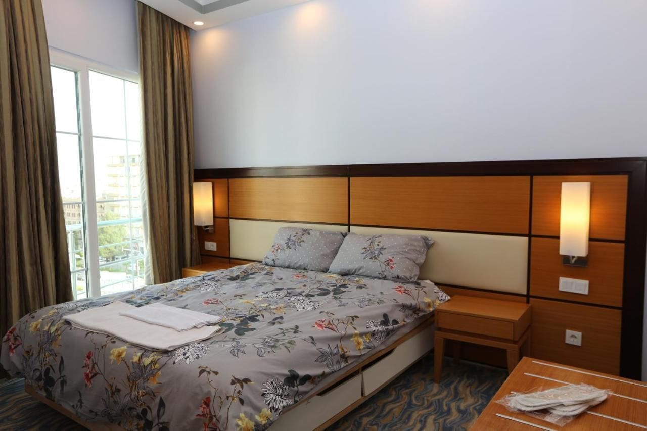 经典单人房, 露台, 城市景观 | 办公桌、笔记本电脑工作区、隔音、熨斗/熨衣板