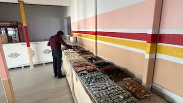 Café da manhã com buffet grátis todos os dias