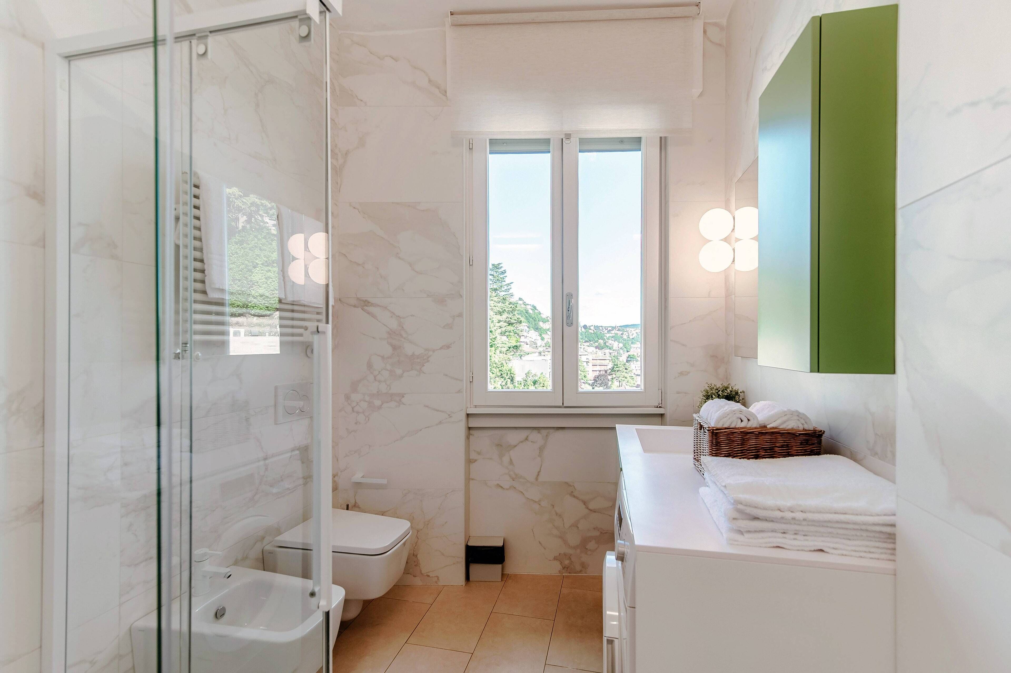 Apartment, Balkon, Seeblick | Badezimmer | Dusche, kostenlose Toilettenartikel, Haartrockner, Handtücher