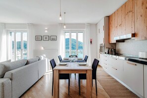 Huoneisto, parveke, järvinäköala | Ruokasali