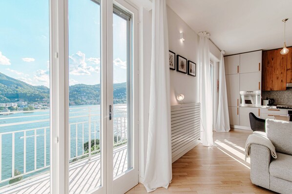 Leilighet, balkong, utsikt mot innsjø | Strykejern/-brett og wi-fi (inkludert)