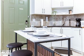 Fridge, microwave, stovetop, coffee/tea maker - Spacious Bright  - Sleep 2 - Long Stays - NFLX&WIFI (Edmonton)