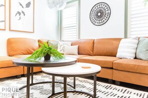 Smart TV - Spacious Bright  - Sleep 2 - Long Stays - NFLX&WIFI (Edmonton)