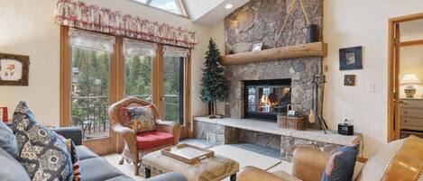 Televisión y chimenea