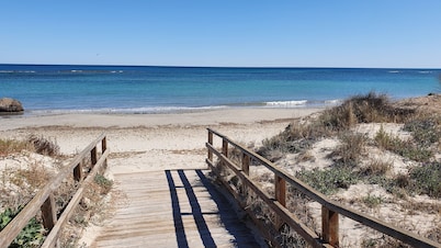 LUXURY HOLIDAY HOME WITH POOL 5 MINS WALK TO BEACH. WIFI,AIR CON, FULL KITCHEN