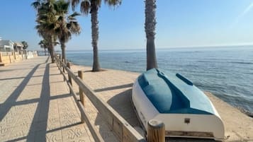 Chaises longues, serviettes de plage