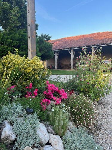 LA COLLINE DE TILLEUL - apartment with swimming pool near Aubeterre, TRANQUILITY