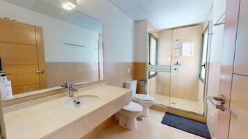 Een douche, handdoeken
