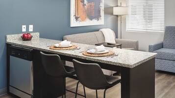 Full-size fridge, microwave, oven, stovetop